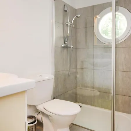 1 Bedroom Cozy In Appartement